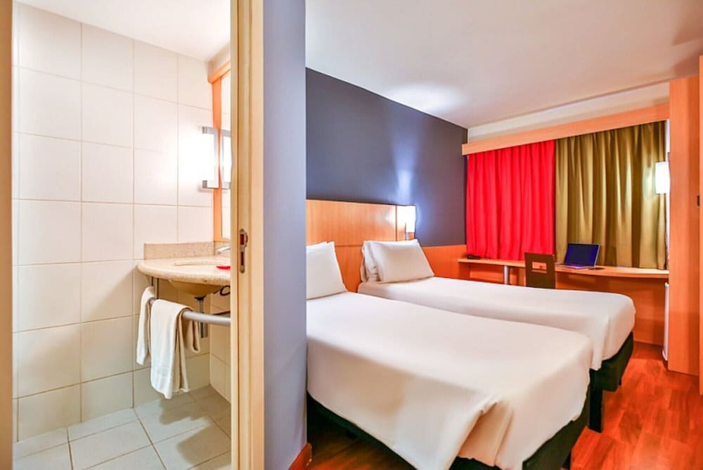 Habitacion Standard con 2 camas singles del hotel Ibis Asuncion. Foto 9