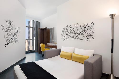 Suite Tryp con 1 dormitorio y acceso al club de playa Soluna del hotel Tryp By Wyndham Dubai. Foto 1