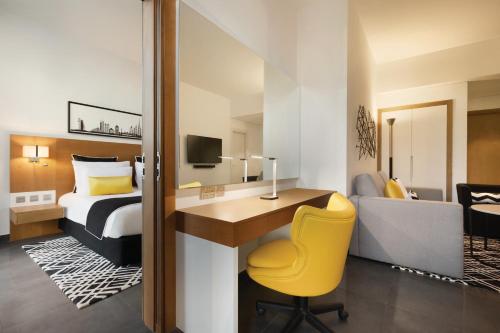 Suite Tryp con 1 dormitorio y acceso al club de playa Soluna del hotel Tryp By Wyndham Dubai. Foto 2