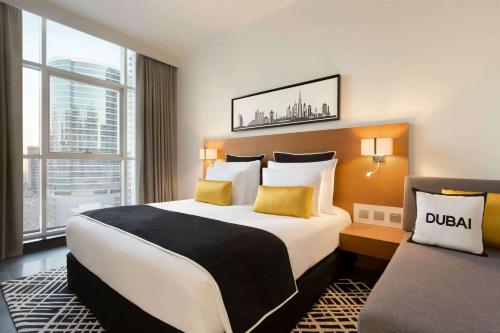 Suite Tryp con 1 dormitorio y acceso al club de playa Soluna del hotel Tryp By Wyndham Dubai. Foto 3