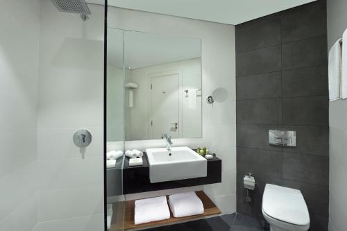Suite Tryp con 1 dormitorio y acceso al club de playa Soluna del hotel Tryp By Wyndham Dubai. Foto 4