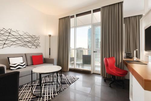 Suite Tryp Prémium con acceso al club de playa Soluna del hotel Tryp By Wyndham Dubai. Foto 2