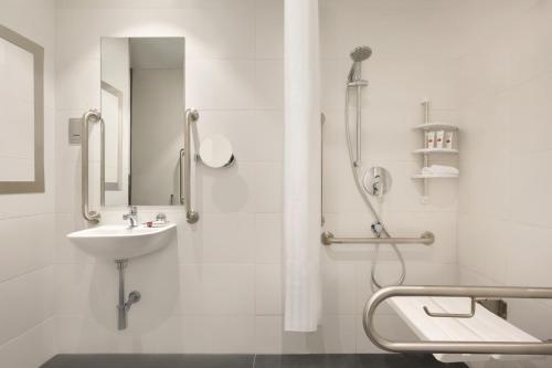 Habitación adaptada para personas de movilidad reducida del hotel Tryp By Wyndham Dubai. Foto 2