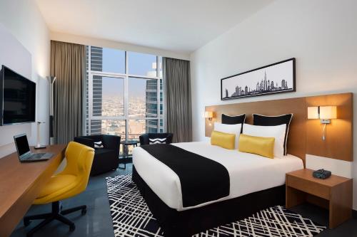 Habitación Tryp con balcón del hotel Tryp By Wyndham Dubai. Foto 3