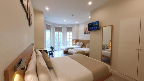 Family Room, 1 Double Bed & 2 Single Beds del hotel NOX Olympia