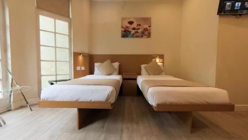 Family Room, 1 Double Bed & 2 Single Beds del hotel NOX Olympia. Foto 6