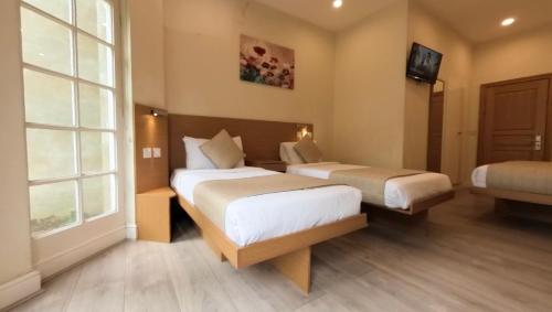 Family Room, 1 Double Bed & 2 Single Beds del hotel NOX Olympia. Foto 7