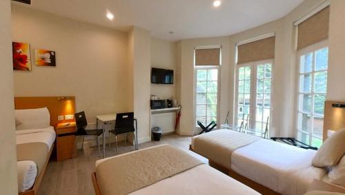 Family Room, 1 Double Bed & 2 Single Beds del hotel NOX Olympia. Foto 8