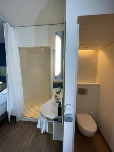 Habitación Doble - 2 camas del hotel ibis budget Belfast City Centre. Foto 15