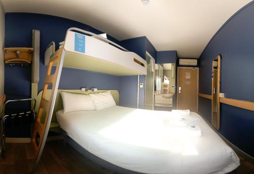 Habitación Estándar - 1 cama individual y 1 cama doble del hotel ibis budget Belfast City Centre. Foto 3