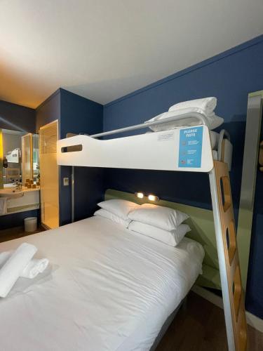 Habitación Estándar - 1 cama individual y 1 cama doble del hotel ibis budget Belfast City Centre. Foto 7
