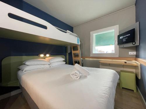 Habitación Estándar - 1 cama individual y 1 cama doble del hotel ibis budget Belfast City Centre. Foto 8