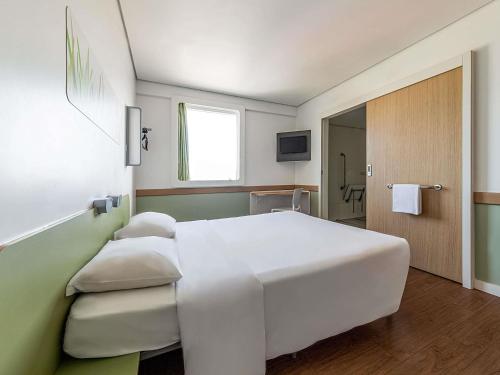 Habitación adaptada para personas con discapacidad - 2 camas individuales del hotel ibis budget Belfast City Centre