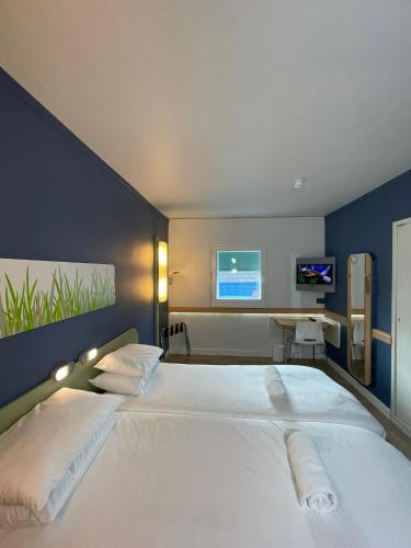 Habitación adaptada para personas con discapacidad - 2 camas individuales del hotel ibis budget Belfast City Centre. Foto 2