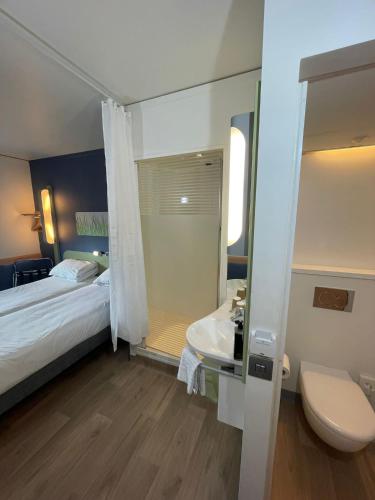 Habitación adaptada para personas con discapacidad - 2 camas individuales del hotel ibis budget Belfast City Centre. Foto 3