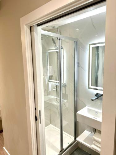 Double Studio with Jacuzzi (Lower Ground floor) del hotel NOX Richmond. Foto 14