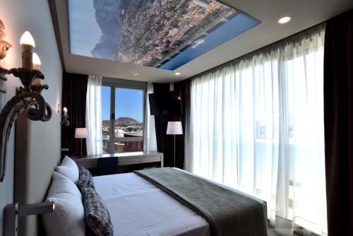 Habitación doble Lujo Balcón o Terraza Vista ciudad 2 Camas individuales del hotel Tc Doña Luisa. Foto 3