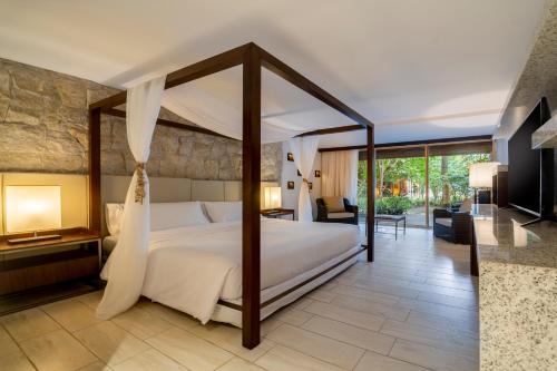 Suite Doble con bañera de hidromasaje del hotel The Westin Porto de Galinhas All-Inclusive. Foto 3
