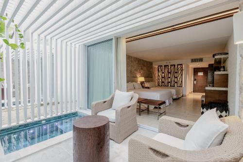 Suite Principal con bañera de hidromasaje y 2 camas dobles del hotel The Westin Porto de Galinhas All-Inclusive