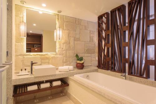 Habitación Doble Principal con baño del hotel The Westin Porto de Galinhas All-Inclusive. Foto 1