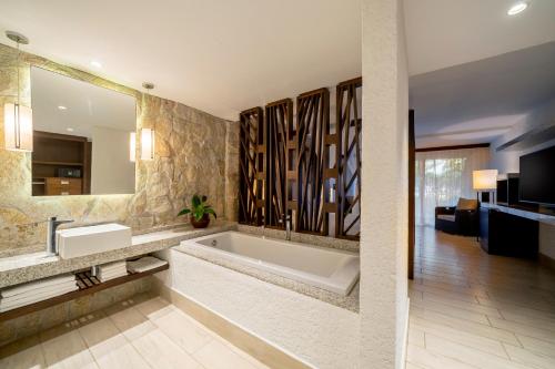 Habitación Doble Principal con baño del hotel The Westin Porto de Galinhas All-Inclusive. Foto 2