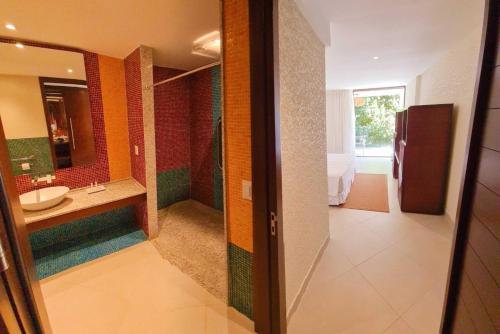 Habitación con cama extragrande y ducha a ras de suelo - Adaptada para personas con movilidad reducida del hotel The Westin Porto de Galinhas All-Inclusive. Foto 2