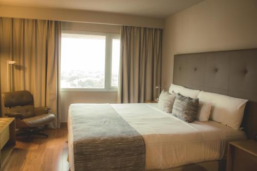 Habitación Doble Superior para no fumadores - 1 cama grande del hotel Dazzler Asuncion. Foto 4
