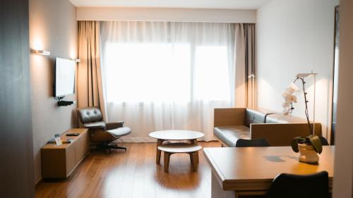 Suite con cama extragrande - No fumadores del hotel Dazzler Asuncion. Foto 3