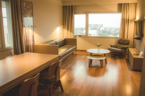 Suite con cama extragrande - No fumadores del hotel Dazzler Asuncion. Foto 4
