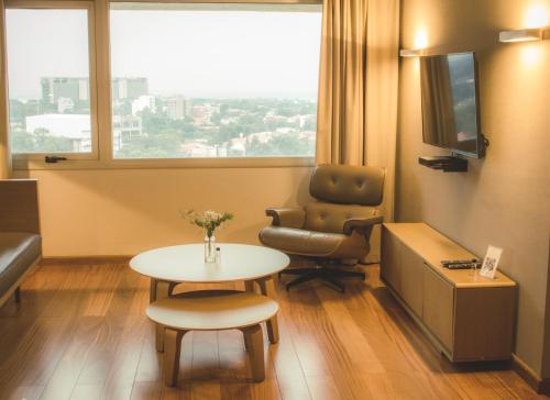 Suite con cama extragrande - No fumadores del hotel Dazzler Asuncion. Foto 7