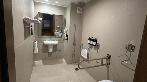 Habitación adaptada para personas de movilidad reducida - No fumadores - Cama extragrande del hotel Dazzler Asuncion. Foto 4