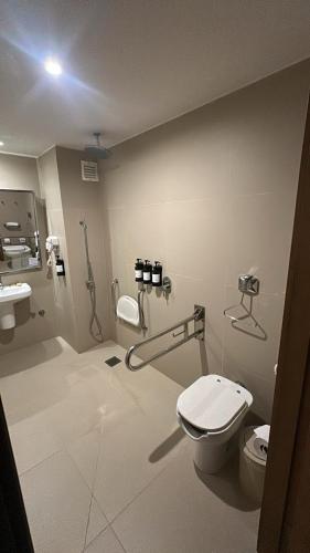 Habitación adaptada para personas de movilidad reducida - No fumadores - Cama extragrande del hotel Dazzler Asuncion. Foto 5
