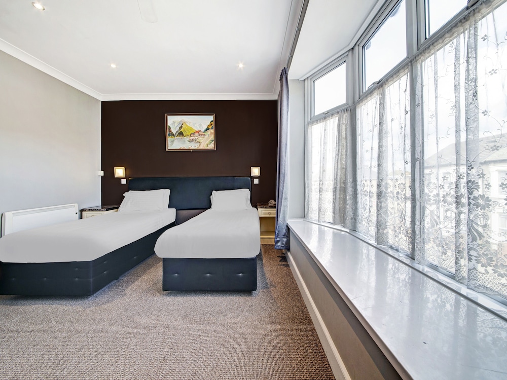 Habitación estándar con 2 camas individuales, 2 camas individuales del hotel Oyo Bostons Manor. Foto 2