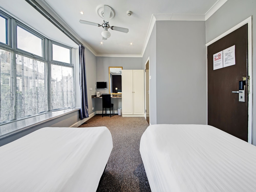 Habitación estándar con 2 camas individuales, 2 camas individuales del hotel Oyo Bostons Manor. Foto 5