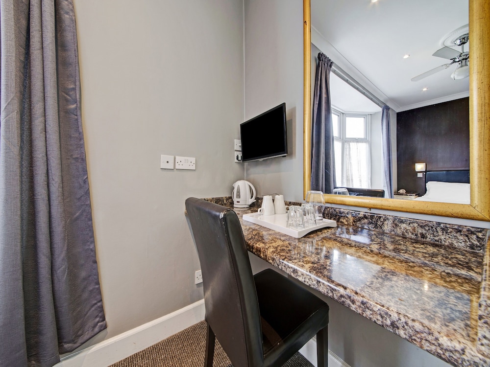 Habitación estándar con 2 camas individuales, 2 camas individuales del hotel Oyo Bostons Manor. Foto 6