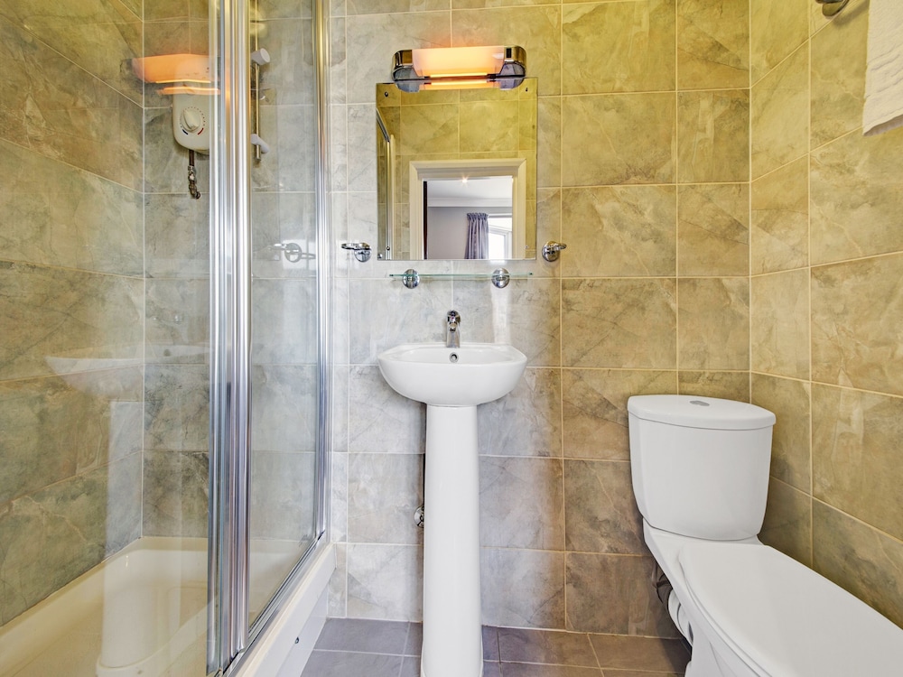 Habitación estándar con 2 camas individuales, 2 camas individuales del hotel Oyo Bostons Manor. Foto 8