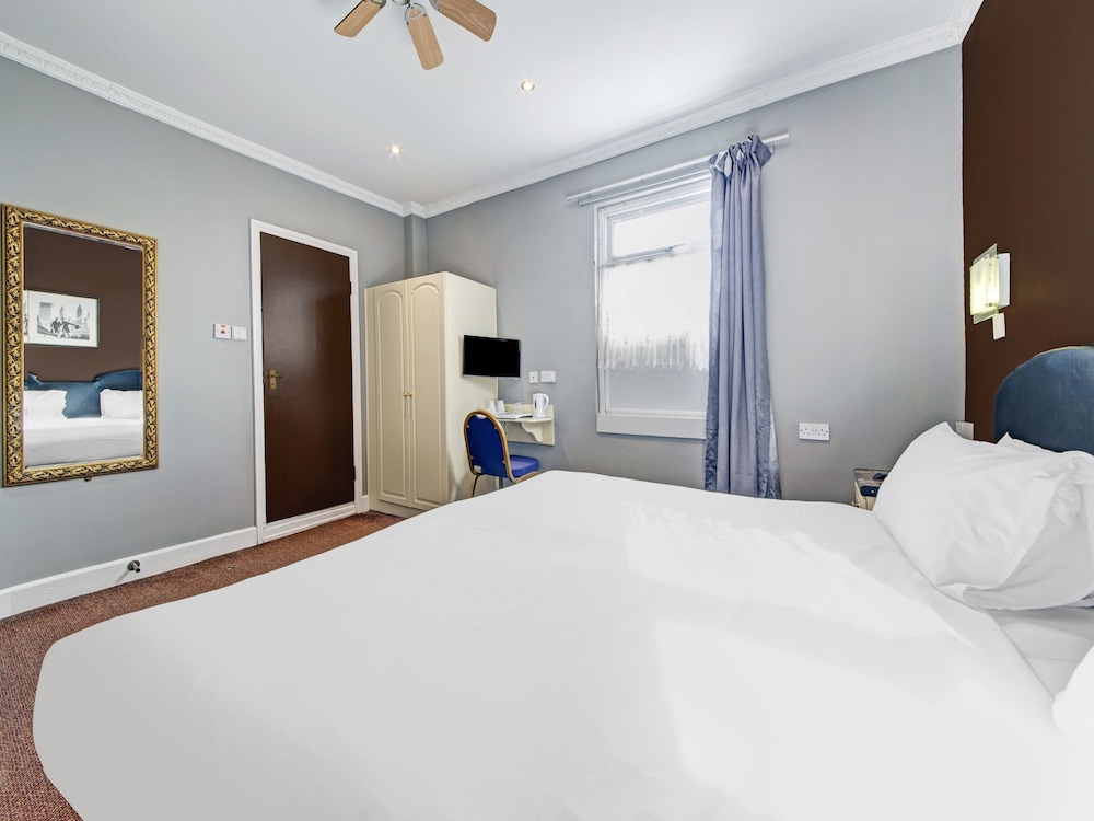 Habitación Deluxe doble, 1 cama doble del hotel Oyo Bostons Manor. Foto 1