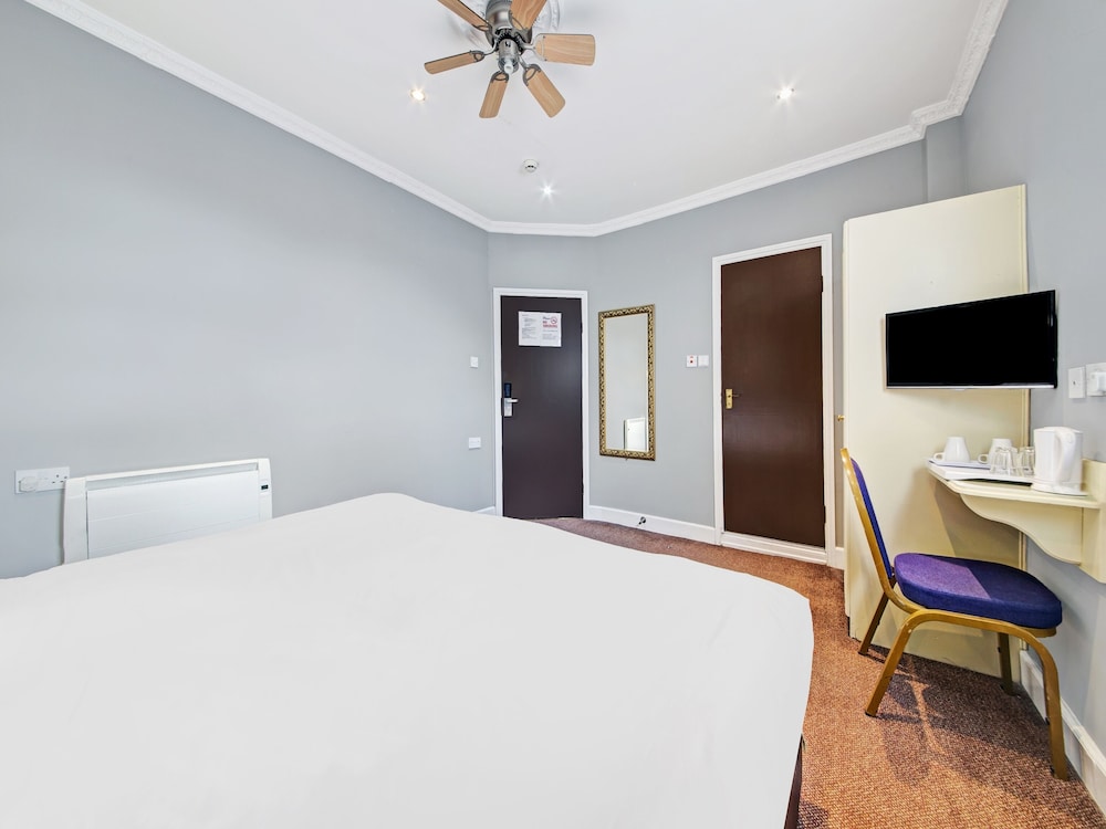 Habitación Deluxe doble, 1 cama doble del hotel Oyo Bostons Manor. Foto 4