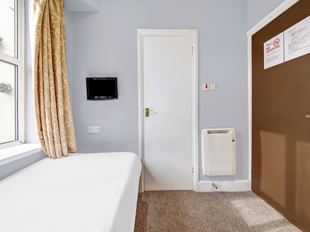 Habitación individual estándar, 1 cama individual del hotel Oyo Bostons Manor. Foto 2