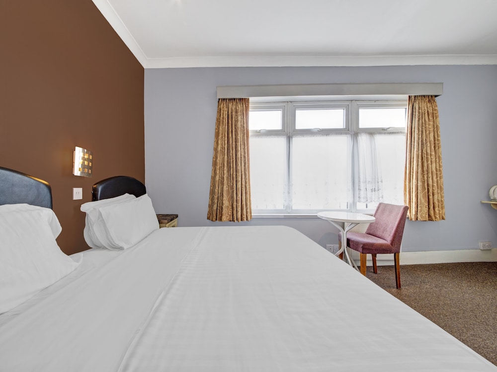 Habitación triple estándar, varias camas del hotel Oyo Bostons Manor. Foto 1