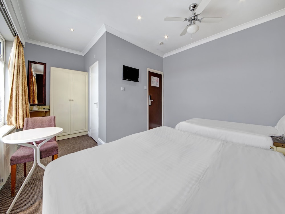 Habitación triple estándar, varias camas del hotel Oyo Bostons Manor. Foto 5