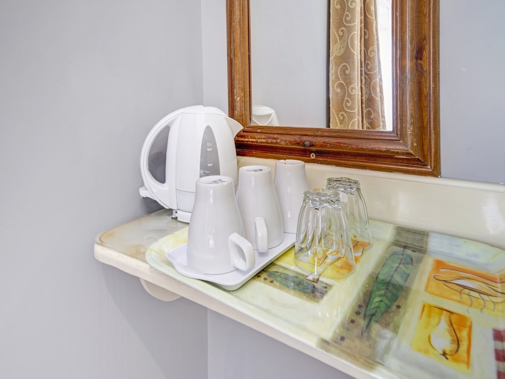 Habitación triple estándar, varias camas del hotel Oyo Bostons Manor. Foto 6