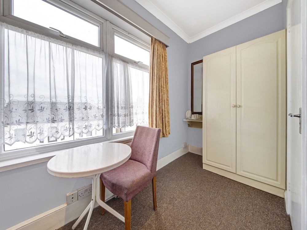 Habitación triple estándar, varias camas del hotel Oyo Bostons Manor. Foto 7