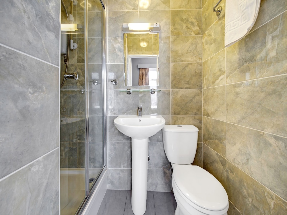 Habitación triple estándar, varias camas del hotel Oyo Bostons Manor. Foto 8