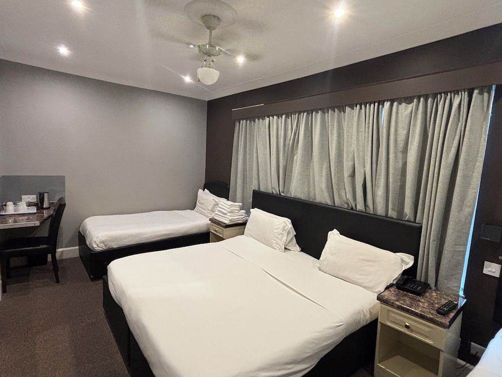Habitación familiar, varias camas del hotel Oyo Bostons Manor