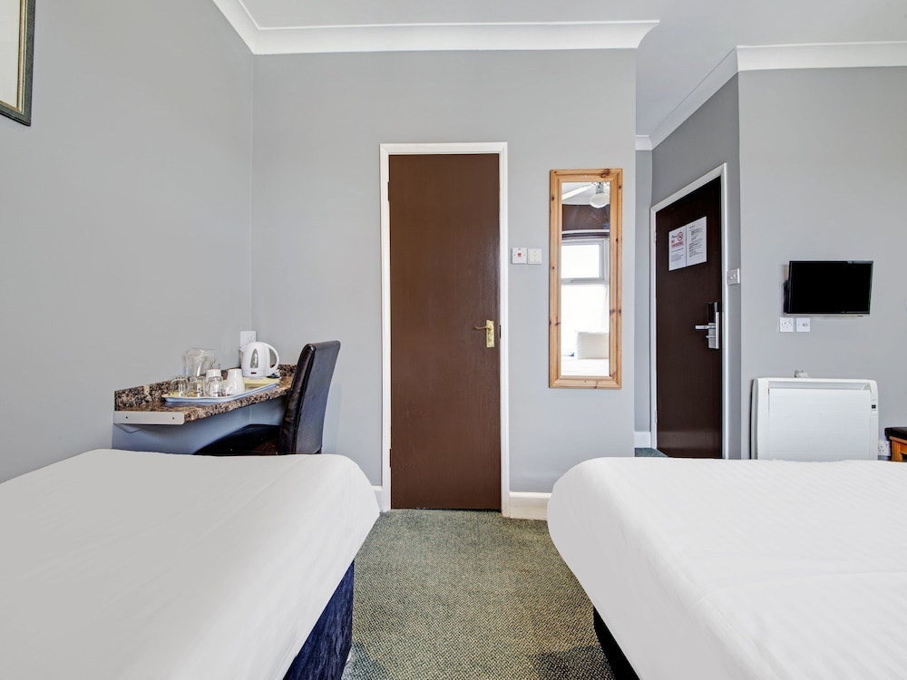 Habitación familiar, varias camas del hotel Oyo Bostons Manor. Foto 4