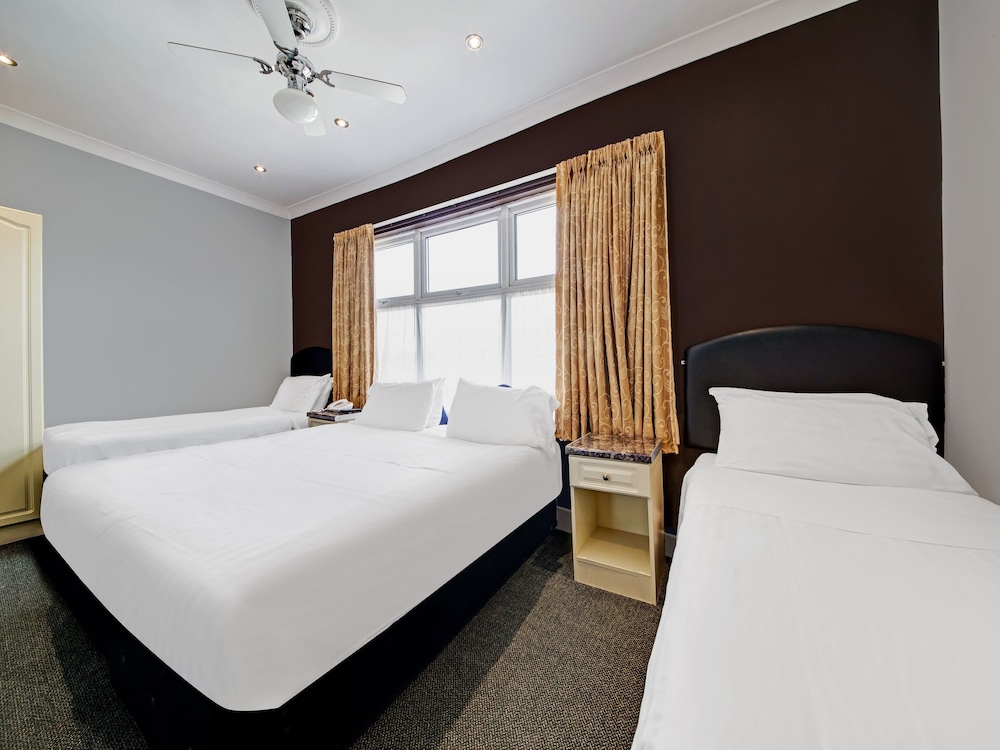 Habitación familiar, varias camas del hotel Oyo Bostons Manor. Foto 5