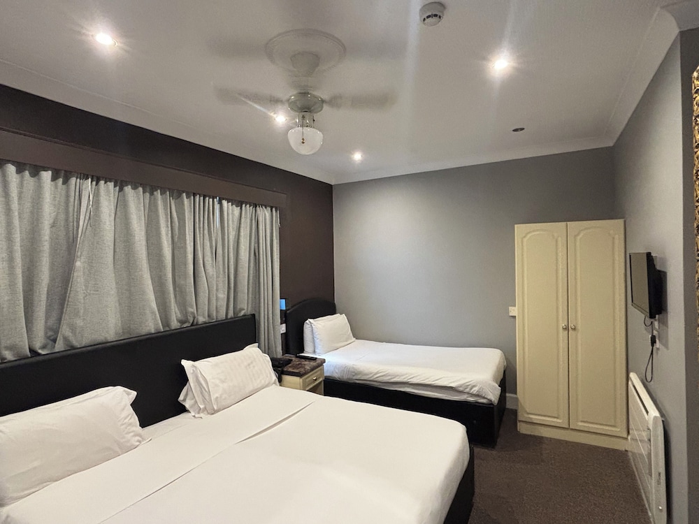 Habitación familiar, varias camas del hotel Oyo Bostons Manor. Foto 9