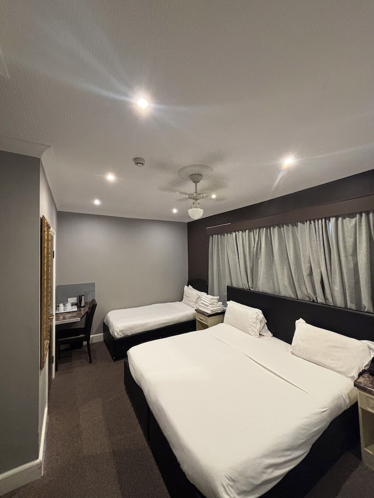 Habitación familiar, varias camas del hotel Oyo Bostons Manor. Foto 11