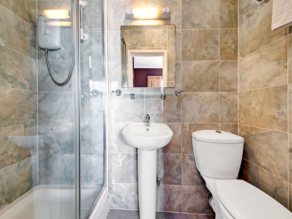 Habitación familiar, varias camas del hotel Oyo Bostons Manor. Foto 12